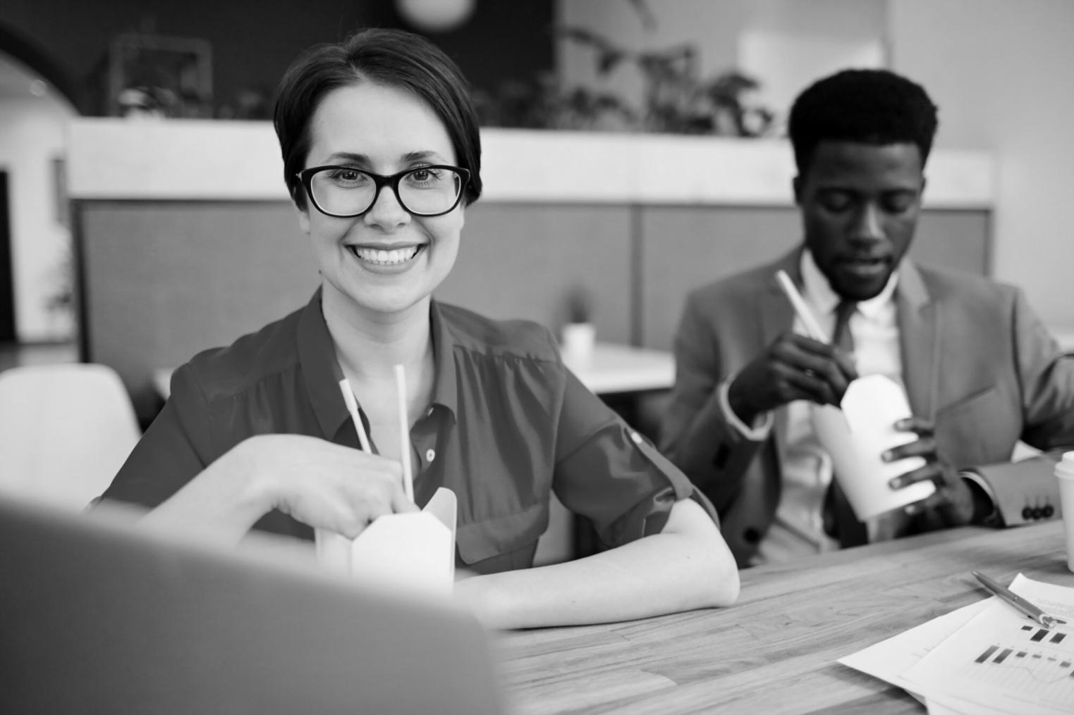 Finanzanalyst arbeitet mit modernen Datenvisualisierungen